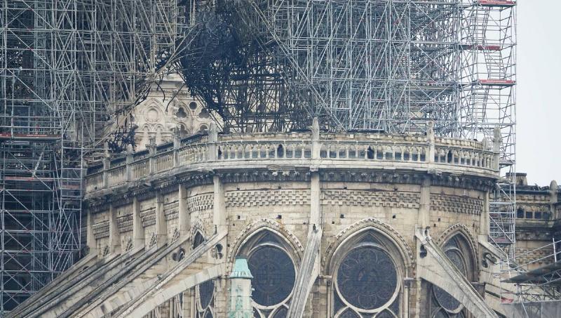 Les compagnons charpentiers de Notre-Dame de Paris travaillant sur le toit de la cathédrale